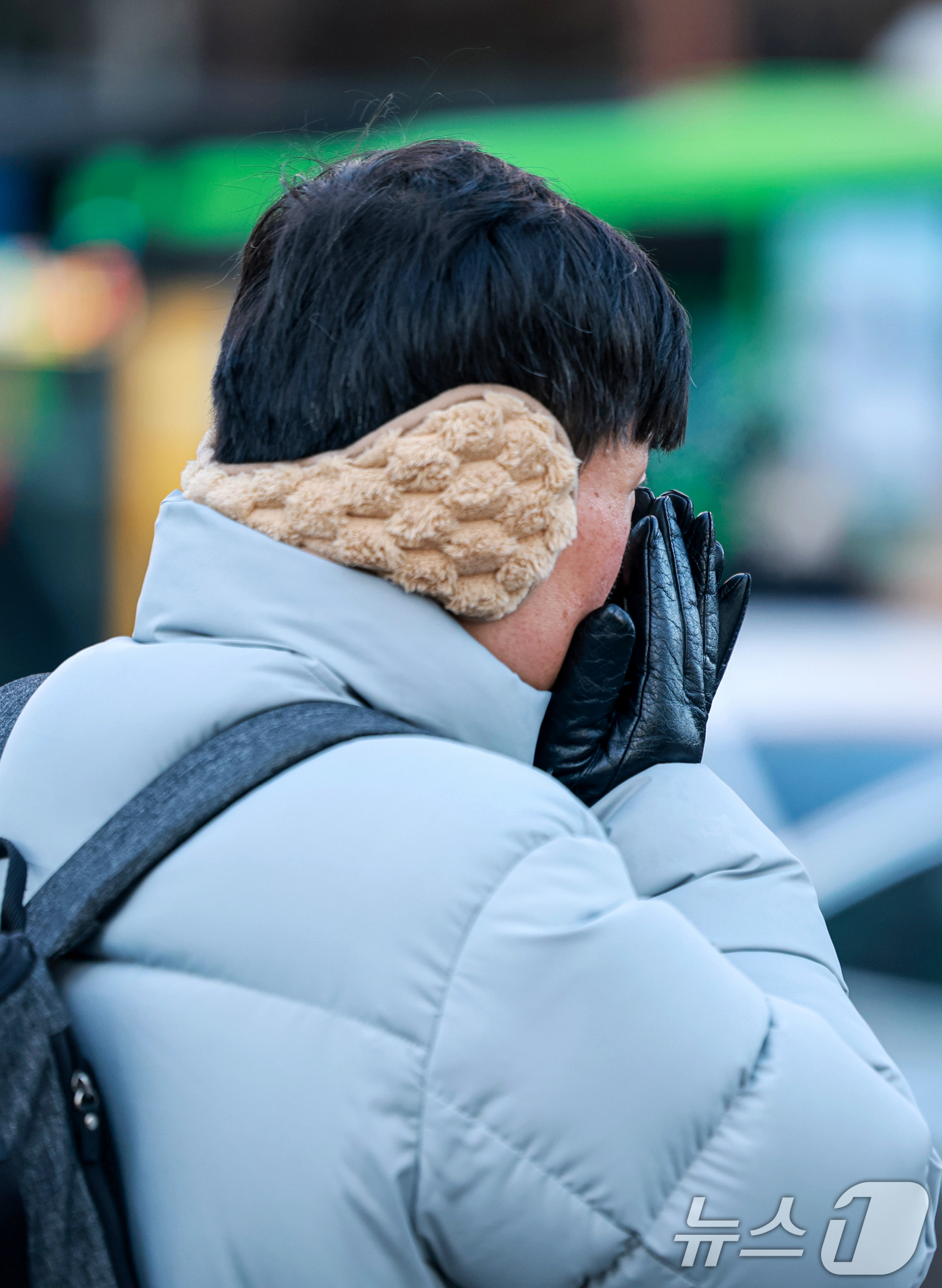 (서울=뉴스1) 이호윤 기자 = 연일 영하 10도 안팎의 매서운 한파가 이어진 22일 서울 종로구 세종대로사거리에서 두터운 옷차림의 시민이 입김으로 두 손을 녹이고 있다. 2026 …