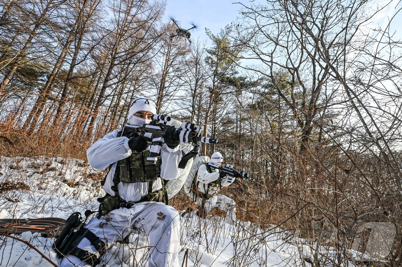 (서울=뉴스1) = 육군 특전사는 지난 1월부터 오는 2월까지 부대별 11박 12일 일정으로 강원도 대관령 황병산 일대 동계훈련장에서 ‘설한지 극복훈련’을 실시하고 있다고 22일 …