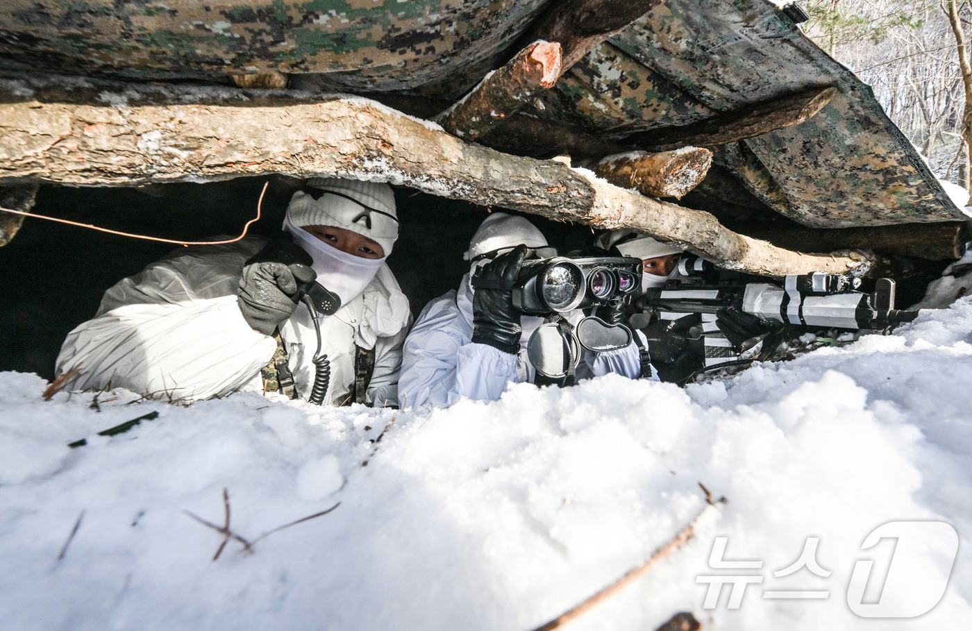 (서울=뉴스1) = 육군 특전사는 지난 1월부터 오는 2월까지 부대별 11박 12일 일정으로 강원도 대관령 황병산 일대 동계훈련장에서 ‘설한지 극복훈련’을 실시하고 있다고 22일 …