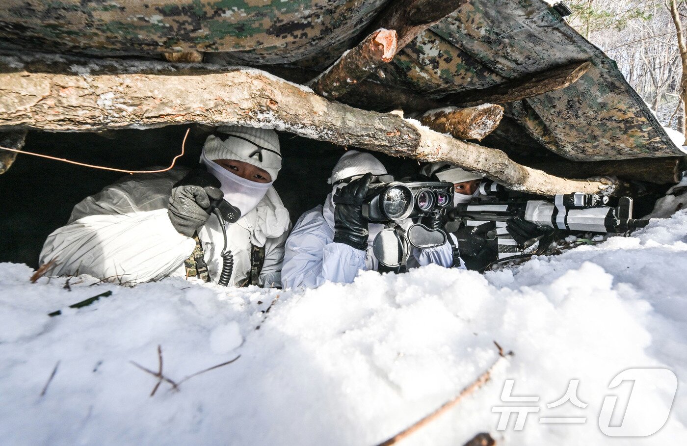 본문 이미지 - 육군 특전사는 지난 1월부터 오는 2월까지 부대별 11박 12일 일정으로 강원도 대관령 황병산 일대 동계훈련장에서 ‘설한지 극복훈련’을 실시하고 있다고 22일 밝혔다. 사진은 육군 특전사 장병들이 설한지 극복훈련 간 다기능 관측경으로 핵심표적의 움직임을 관측하고, 항공화력을 유도하는 모습. (육군 제공. 재판매 및 DB 금지) 2026.1.22/뉴스1
