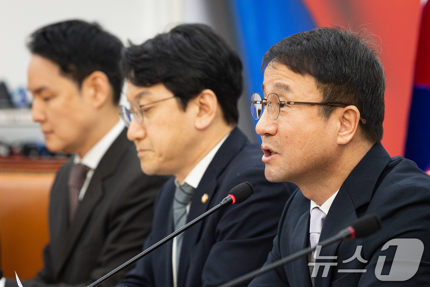 (서울=뉴스1) 유승관 기자 = 한병도 더불어민주당 원내대표가 22일 서울 여의도 국회에서 열린 정책조정회의에서 모두 발언을 하고 있다. 2026.1.22/뉴스1