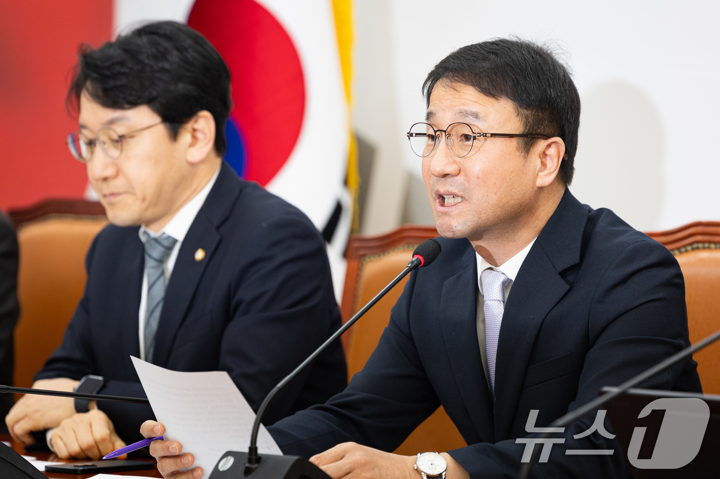 (서울=뉴스1) 유승관 기자 = 한병도 더불어민주당 원내대표가 22일 서울 여의도 국회에서 열린 정책조정회의에서 모두 발언을 하고 있다. 2026.1.22/뉴스1