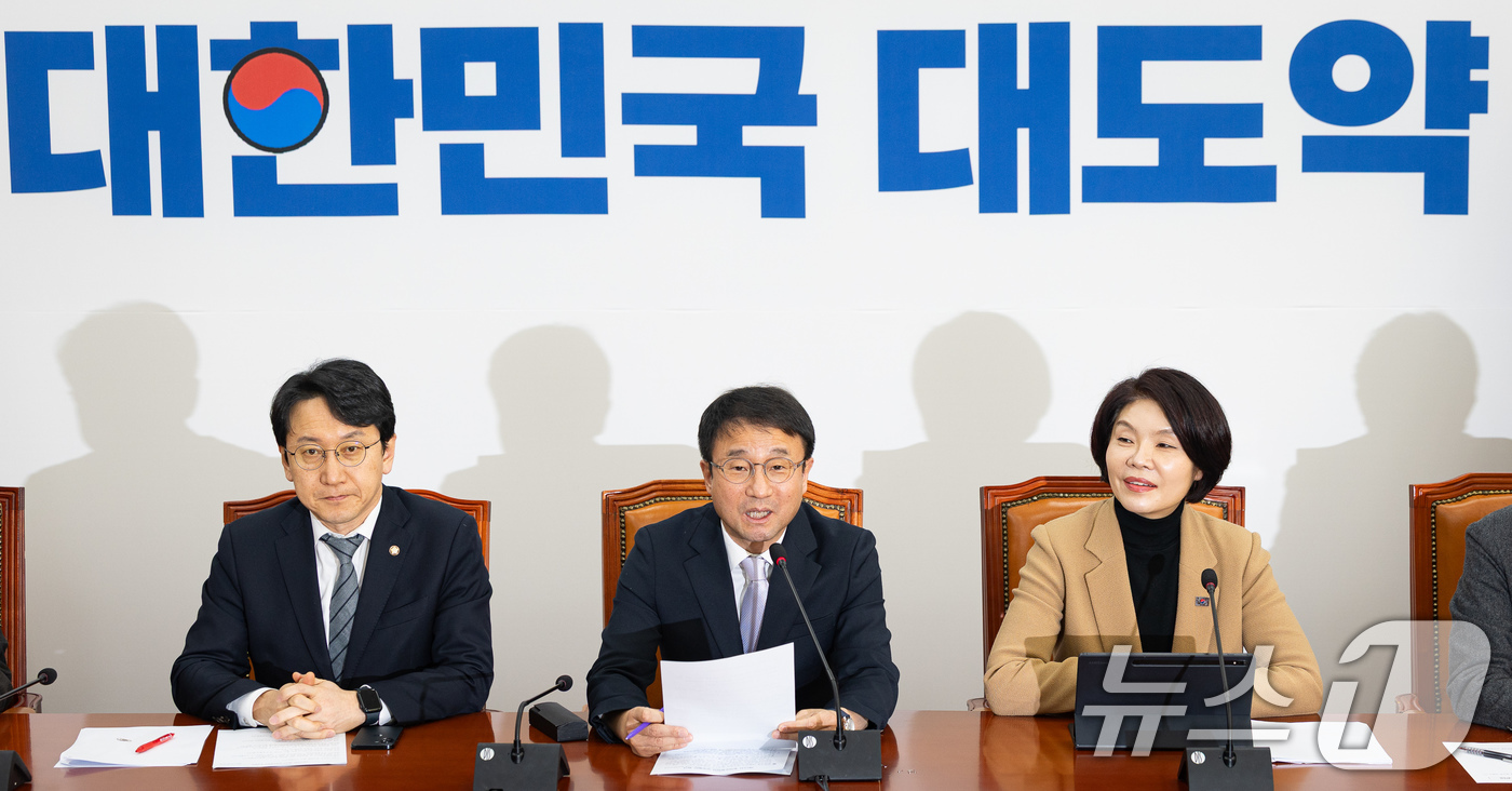 (서울=뉴스1) 유승관 기자 = 한병도 더불어민주당 원내대표가 22일 서울 여의도 국회에서 열린 정책조정회의에서 모두 발언을 하고 있다. 2026.1.22/뉴스1