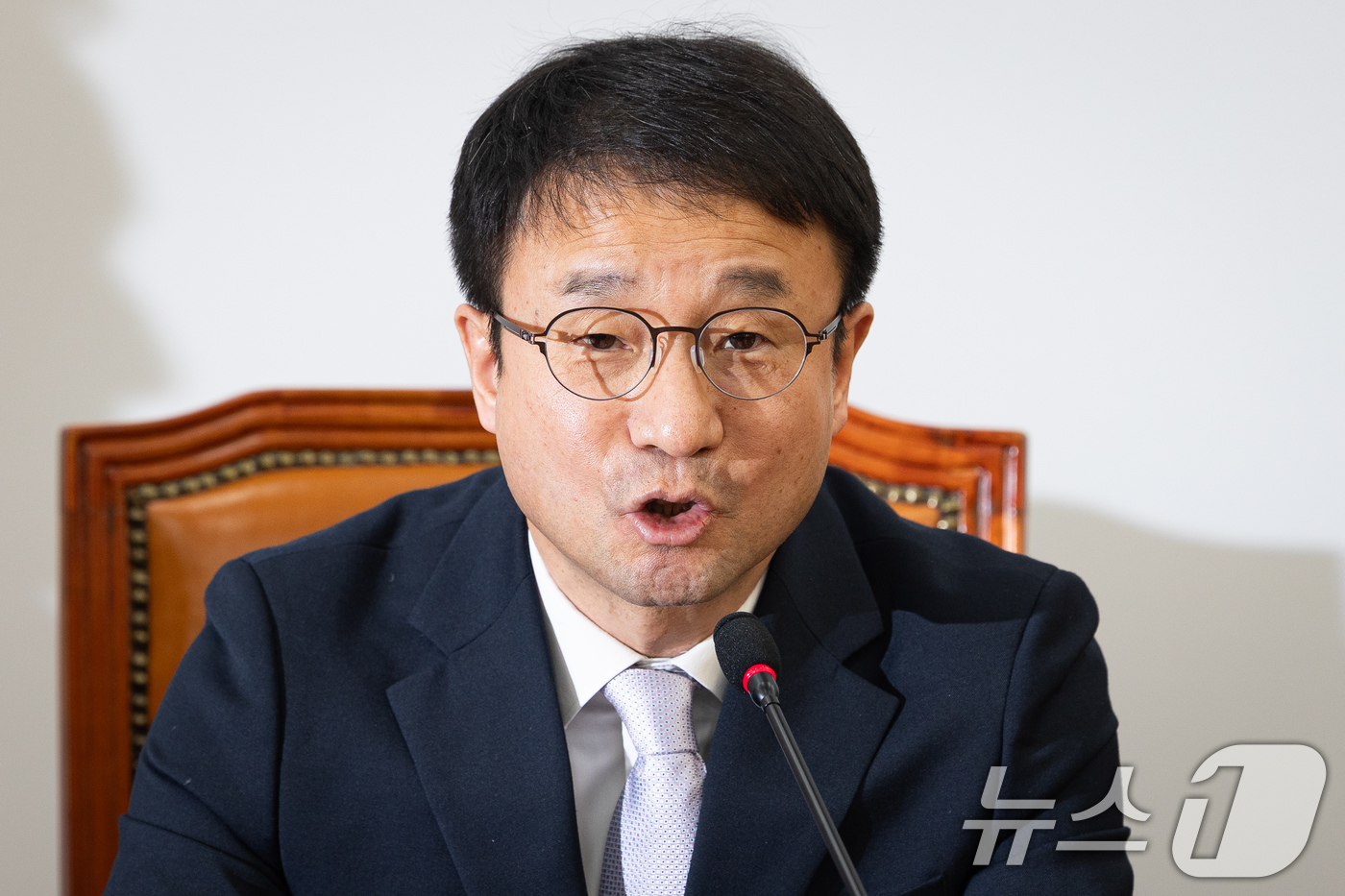 (서울=뉴스1) 유승관 기자 = 한병도 더불어민주당 원내대표가 22일 서울 여의도 국회에서 열린 정책조정회의에서 모두 발언을 하고 있다. 2026.1.22/뉴스1