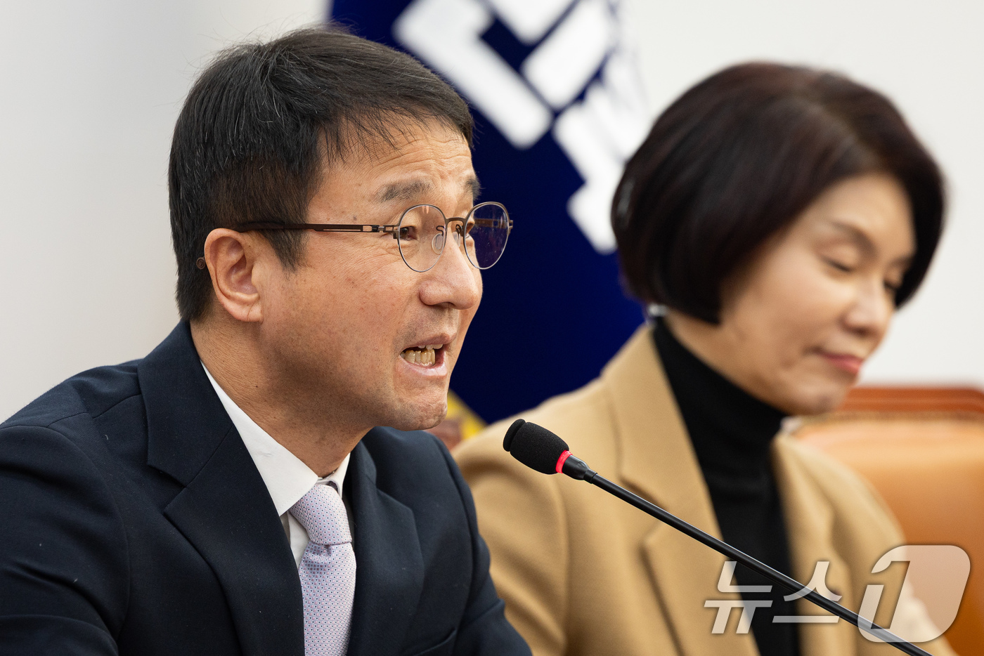 (서울=뉴스1) 유승관 기자 = 한병도 더불어민주당 원내대표가 22일 서울 여의도 국회에서 열린 정책조정회의에서 모두 발언을 하고 있다. 2026.1.22/뉴스1