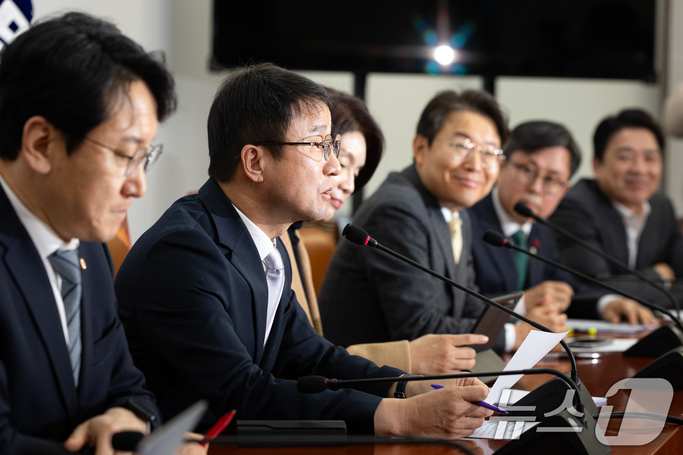 (서울=뉴스1) 유승관 기자 = 한병도 더불어민주당 원내대표가 22일 서울 여의도 국회에서 열린 정책조정회의에서 모두 발언을 하고 있다. 2026.1.22/뉴스1