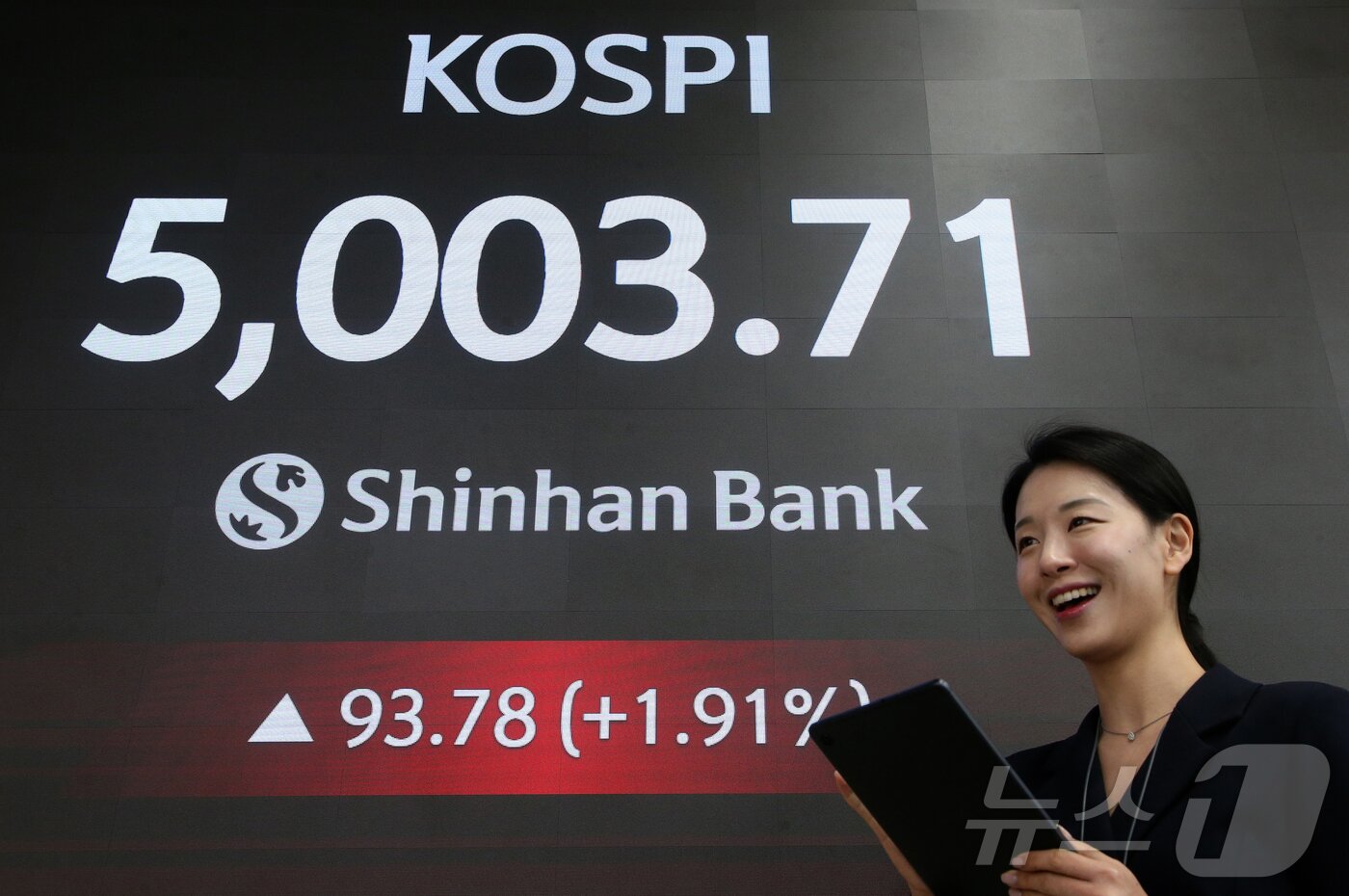 본문 이미지 - 22일 오전 서울 중구 신한은행 본점 로비에 전광판에 코스피지수가 장중 5000을 돌파하고 있다. (신한지주 제공. 재판매 및 DB 금지) 2026.1.22/뉴스1