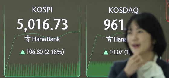코스피, 사상 첫 5000 돌파…꿈의 '오천피' 시대 열렸다