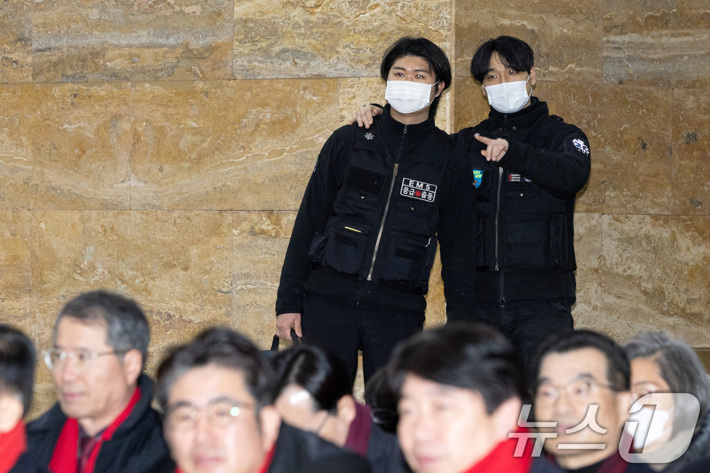 (서울=뉴스1) 이승배 기자 = 22일 서울 여의도 국회 로텐더홀에서 국민의힘 최고위원회의가 열린 가운데 응급구조사들이 대기하고 있다. 2026.1.22/뉴스1