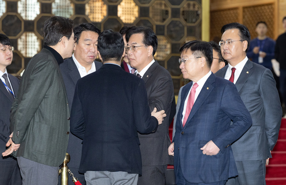 장동혁 대표 상태에 대해 대화하는 국민의힘 원내지도부