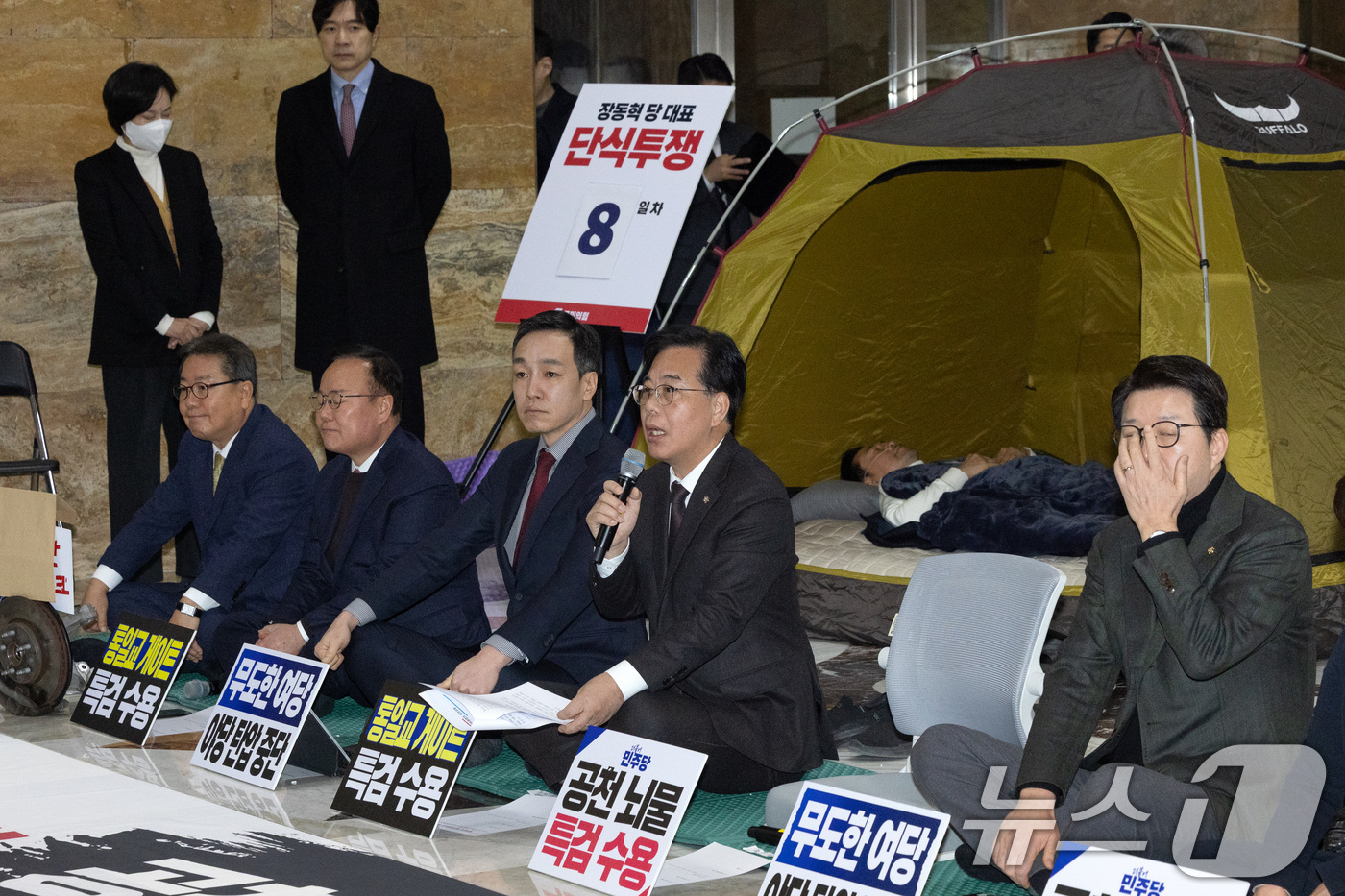 (서울=뉴스1) 이승배 기자 = 송언석 국민의힘 원내대표가 22일 서울 여의도 국회 로텐더홀에서 열린 최고위원회의에서 모두발언하는 가운데 단식 중인 장동혁 대표가 누워서 휴식을 취 …