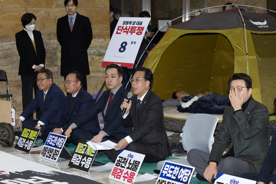 장동혁 대표 대신 최고위 주재하는 송언석 원내대표
