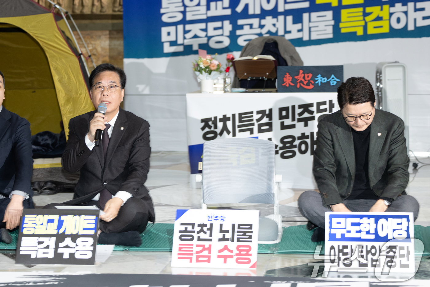 (서울=뉴스1) 이승배 기자 = 송언석 국민의힘 원내대표가 22일 서울 여의도 국회 로텐더홀에서 열린 최고위원회의에서 모두발언하는 가운데 단식 중인 장동혁 대표의 자리가 비어있다. …