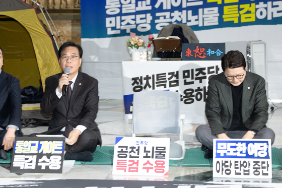 끝내 자리에는 앉지 못한 장동혁 대표