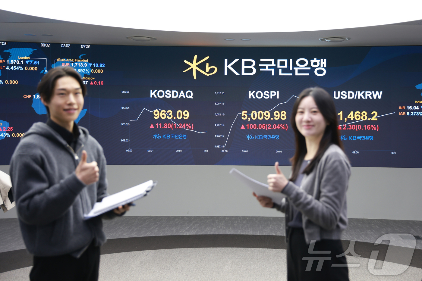 (서울=뉴스1) = 22일 오전 서울 영등포구 KB국민은행 딜링룸 전광판에 코스피지수가 장중 5000을 돌파하고 있다. (KB국민은행 제공. 재판매 및 DB 금지) 2026.1.2 …