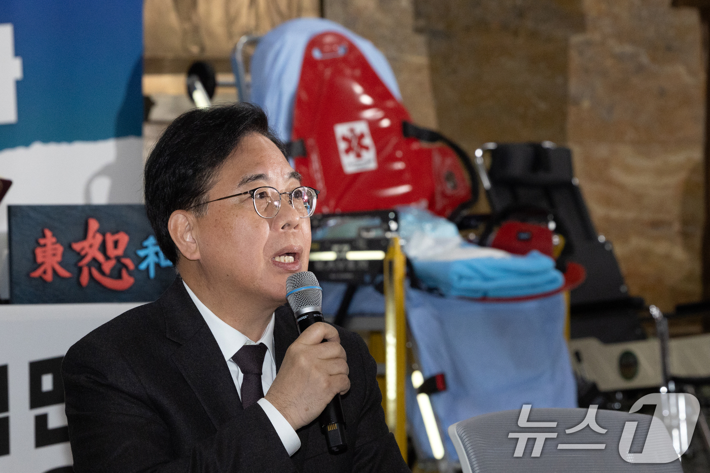 (서울=뉴스1) 이승배 기자 = 송언석 국민의힘 원내대표가 22일 서울 여의도 국회 로텐더홀에서 열린 최고위원회의에서 모두발언하는 가운데 접이식 들것이 놓여있다. 2026.1.22 …