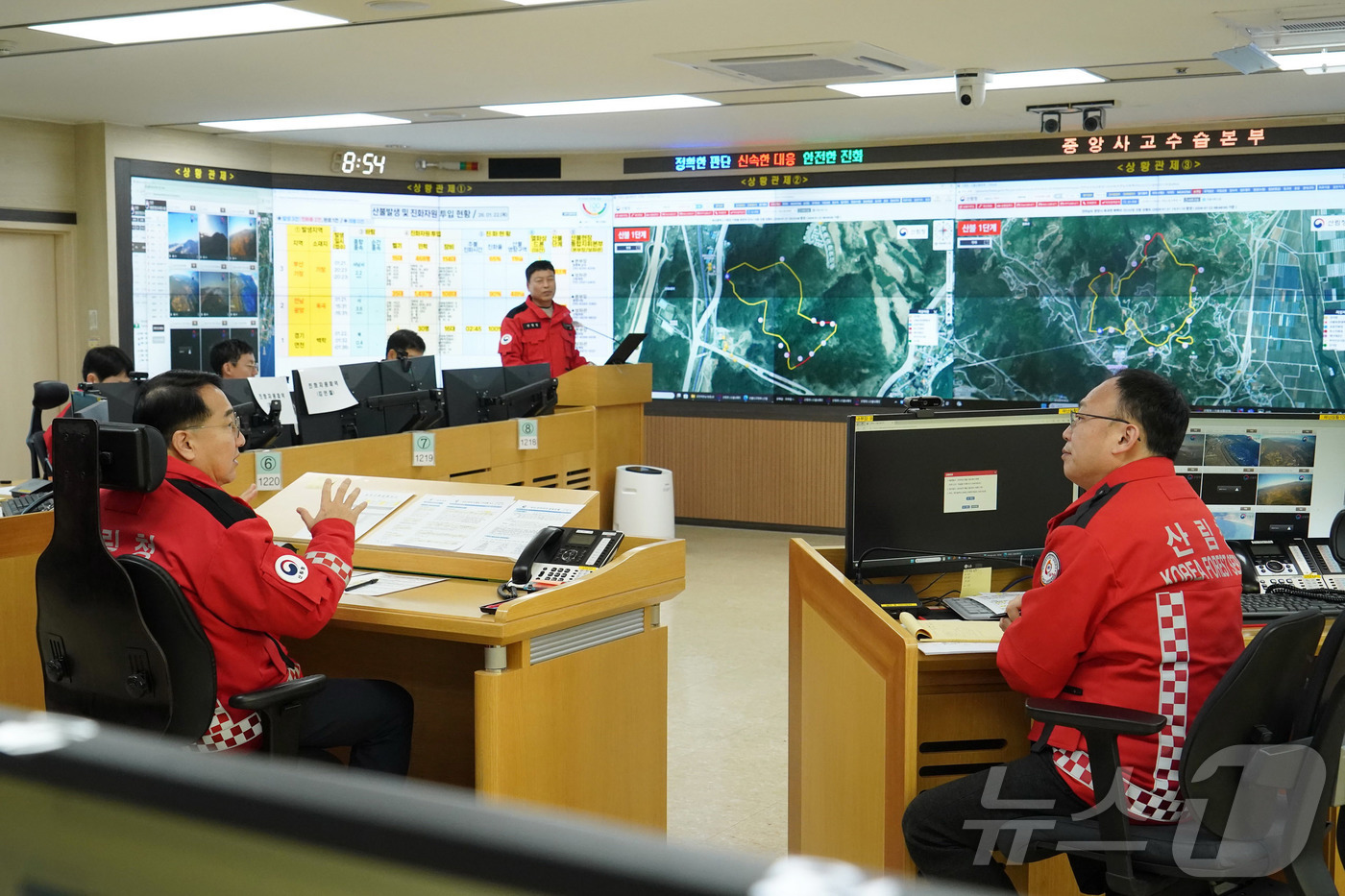 (서울=뉴스1) = 김인호 산림청장이 22일 중앙산림재난상황실에서 전라남도 광양시와 부산광역시 기장군에서 발생한 산불 상황을 점검하고 있다. (산림청 제공. 재판매 및 DB 금지) …