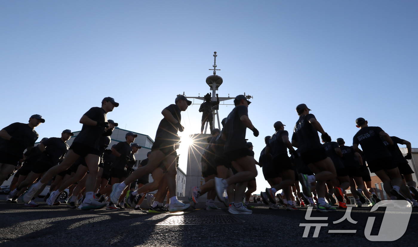 (창원=뉴스1) 윤일지 기자 = 전국적으로 맹추위가 기승을 부린 22일 경남 창원 진해 군항에서 해군 심해잠수사(SSU)들이 구보를 하며 혹한기 훈련을 하고 있다. 2026.1.2 …