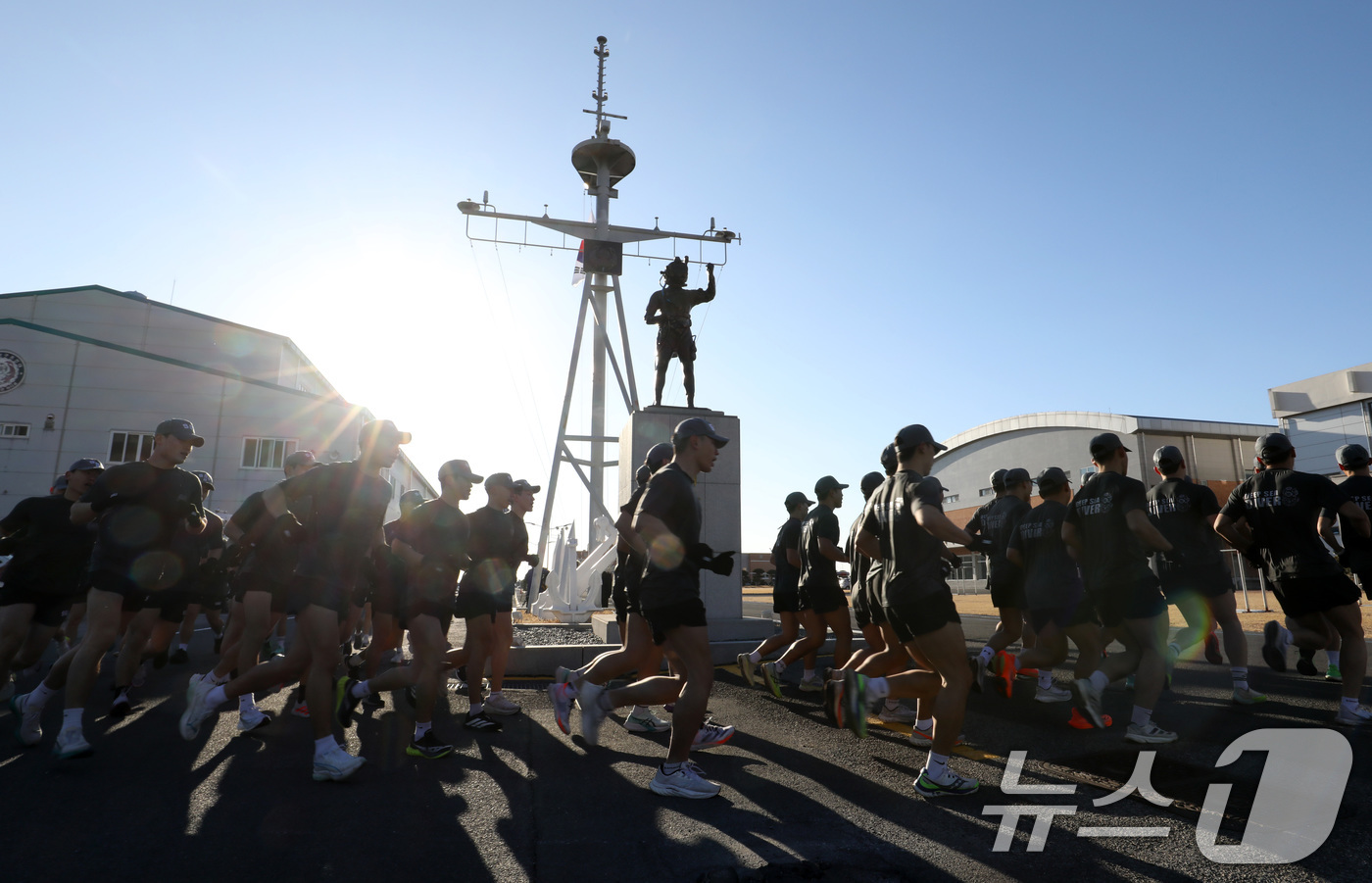 (창원=뉴스1) 윤일지 기자 = 전국적으로 맹추위가 기승을 부린 22일 경남 창원 진해 군항에서 해군 심해잠수사(SSU)들이 구보를 하며 혹한기 훈련을 하고 있다. 2026.1.2 …