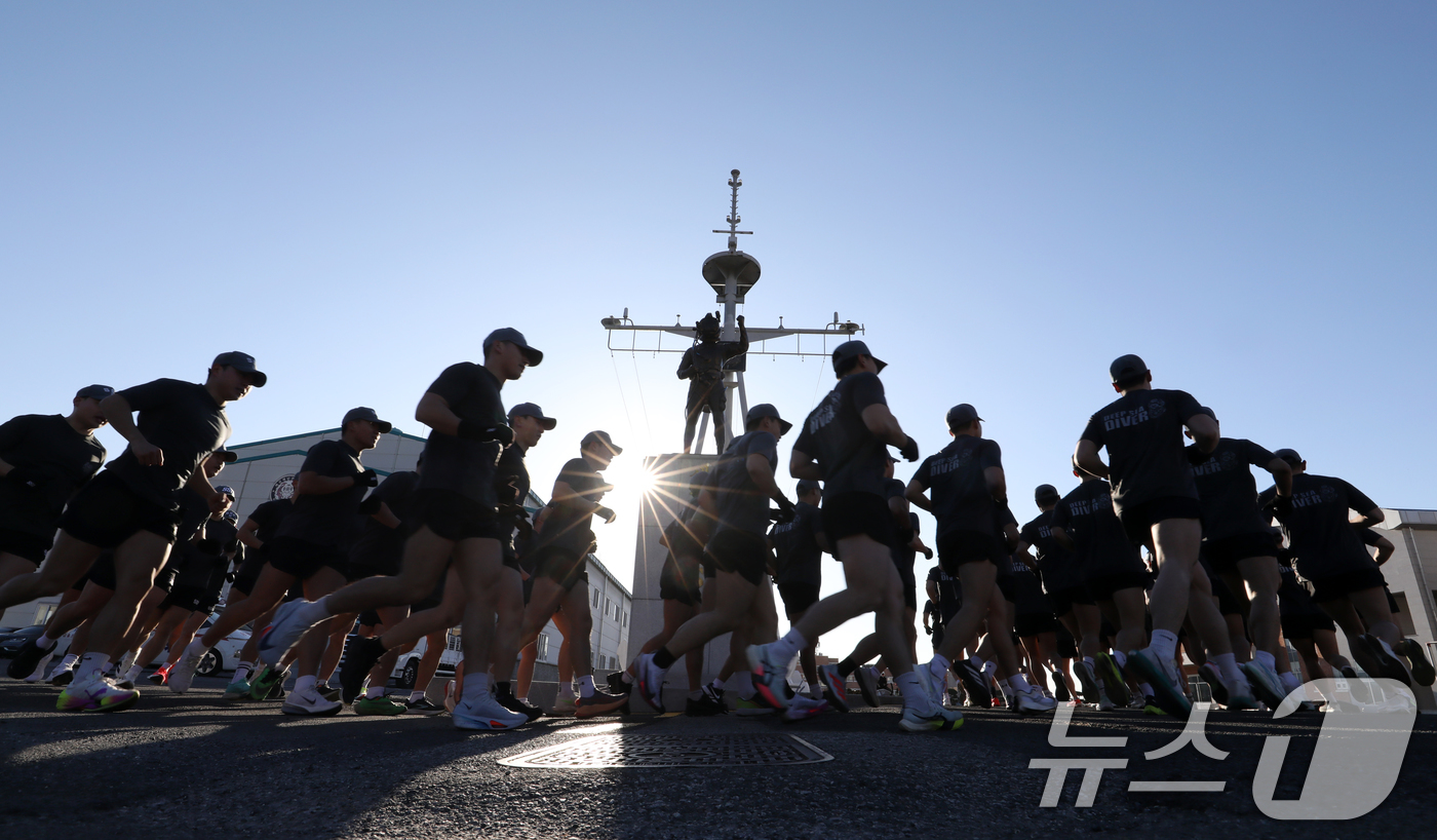 (창원=뉴스1) 윤일지 기자 = 전국적으로 맹추위가 기승을 부린 22일 경남 창원 진해 군항에서 해군 심해잠수사(SSU)들이 구보를 하며 혹한기 훈련을 하고 있다. 2026.1.2 …