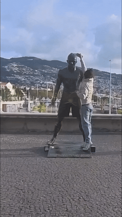 포르투갈 호날두 동상 불질러…'신의 경고' 이해불가 메시지[영상]