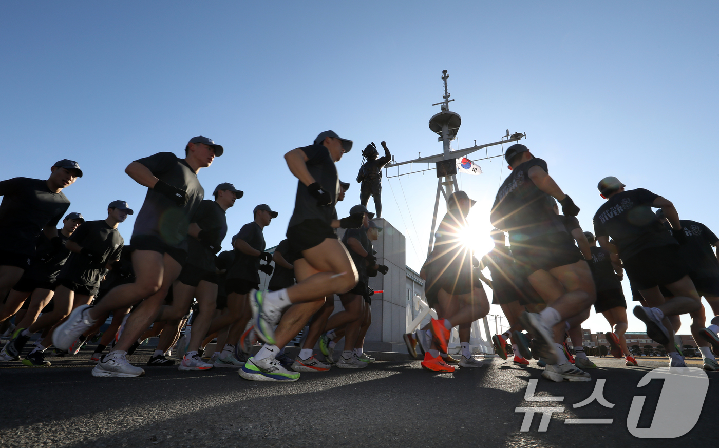 (창원=뉴스1) 윤일지 기자 = 전국적으로 맹추위가 기승을 부린 22일 경남 창원 진해 군항에서 해군 심해잠수사(SSU)들이 구보를 하며 혹한기 훈련을 하고 있다. 2026.1.2 …