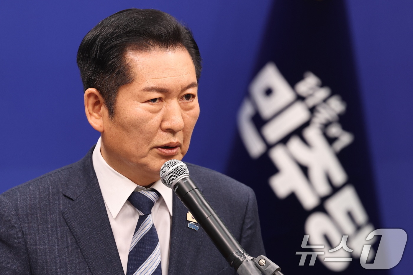 (서울=뉴스1) 유승관 기자 = 정청래 더블어민주당 대표가 22일 서울 여의도 국회에서 긴급 기자회견을 열고 조국혁신당과 합당을 제안하고 있다. 2026.1.22/뉴스1