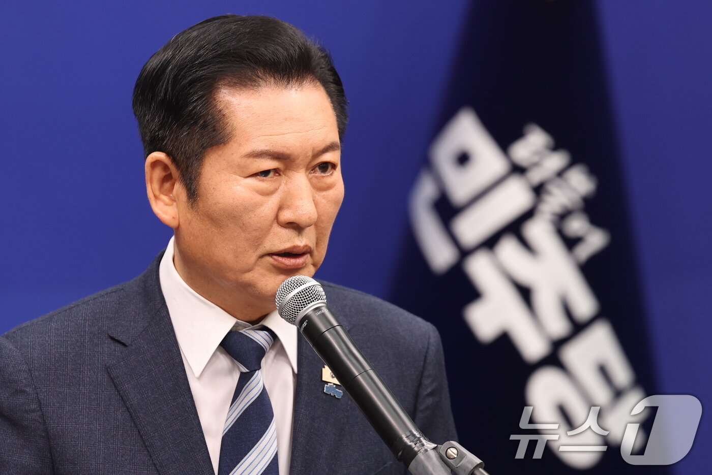 본문 이미지 - 정청래 더불어민주당 대표가 지난 22일 서울 여의도 국회에서 긴급 기자회견을 열고 조국혁신당과 합당을 제안하고 있다. 2026.1.22/뉴스1 ⓒ News1 유승관 기자