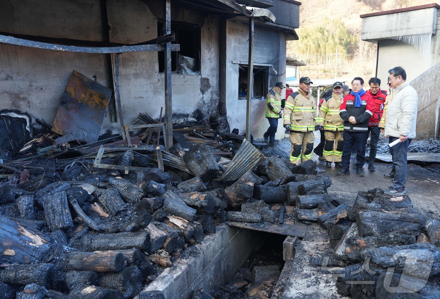 (무안=뉴스1) 전원 기자 = 김영록 전라남도지사가 22일 광양시 옥곡면 산불 발화 현장을 둘러보고 있다.(전남도 제공. 재판매 및 DB금지) 2026.1.22/뉴스1