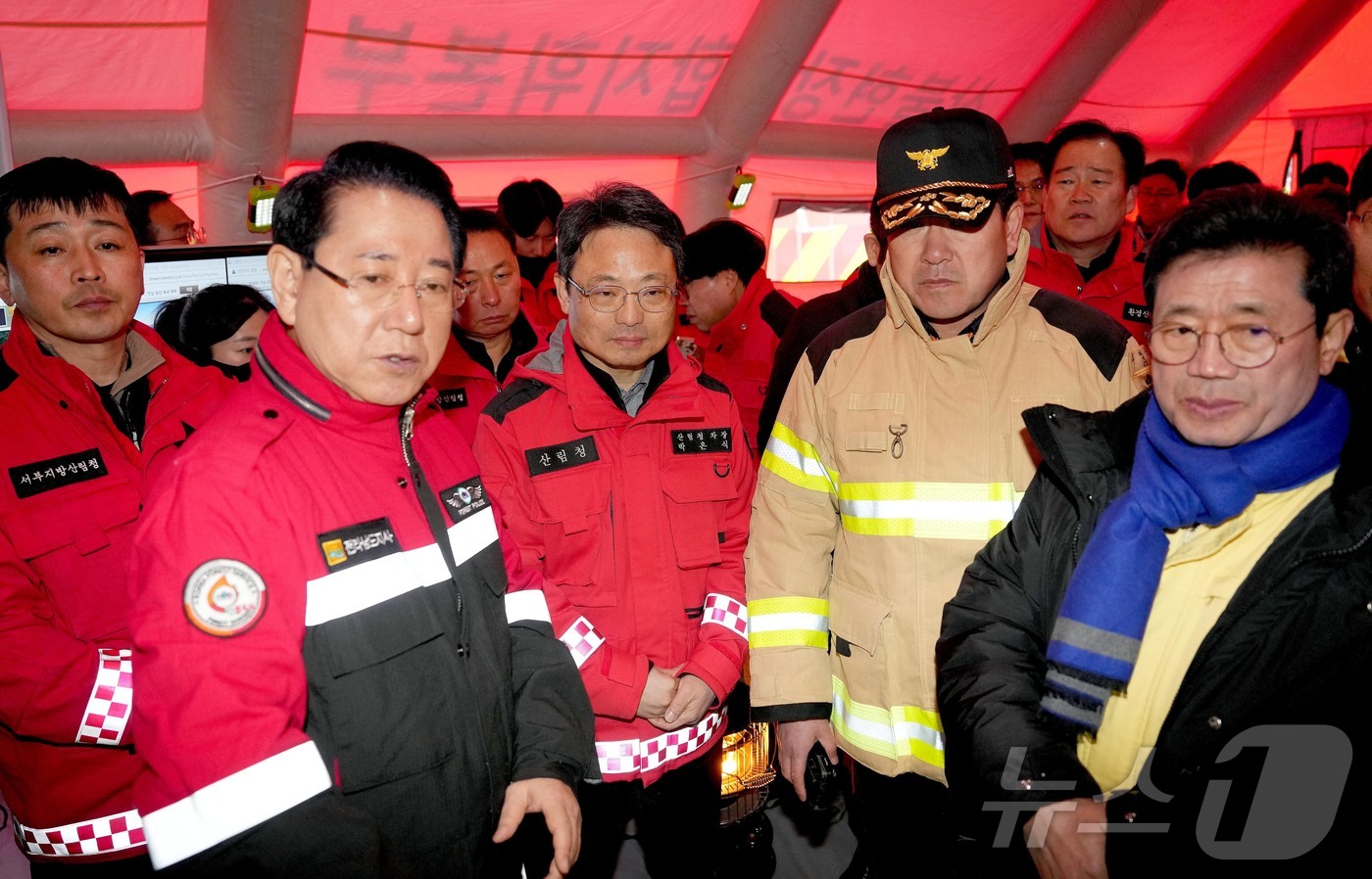 (무안=뉴스1) 전원 기자 = 김영록 전라남도지사가 22일 광양시 옥곡면 산불현장지휘소를 방문, 현황을 청취하고 있다.(전남도 제공. 재판매 및 DB금지) 2026.1.22/뉴스1 …