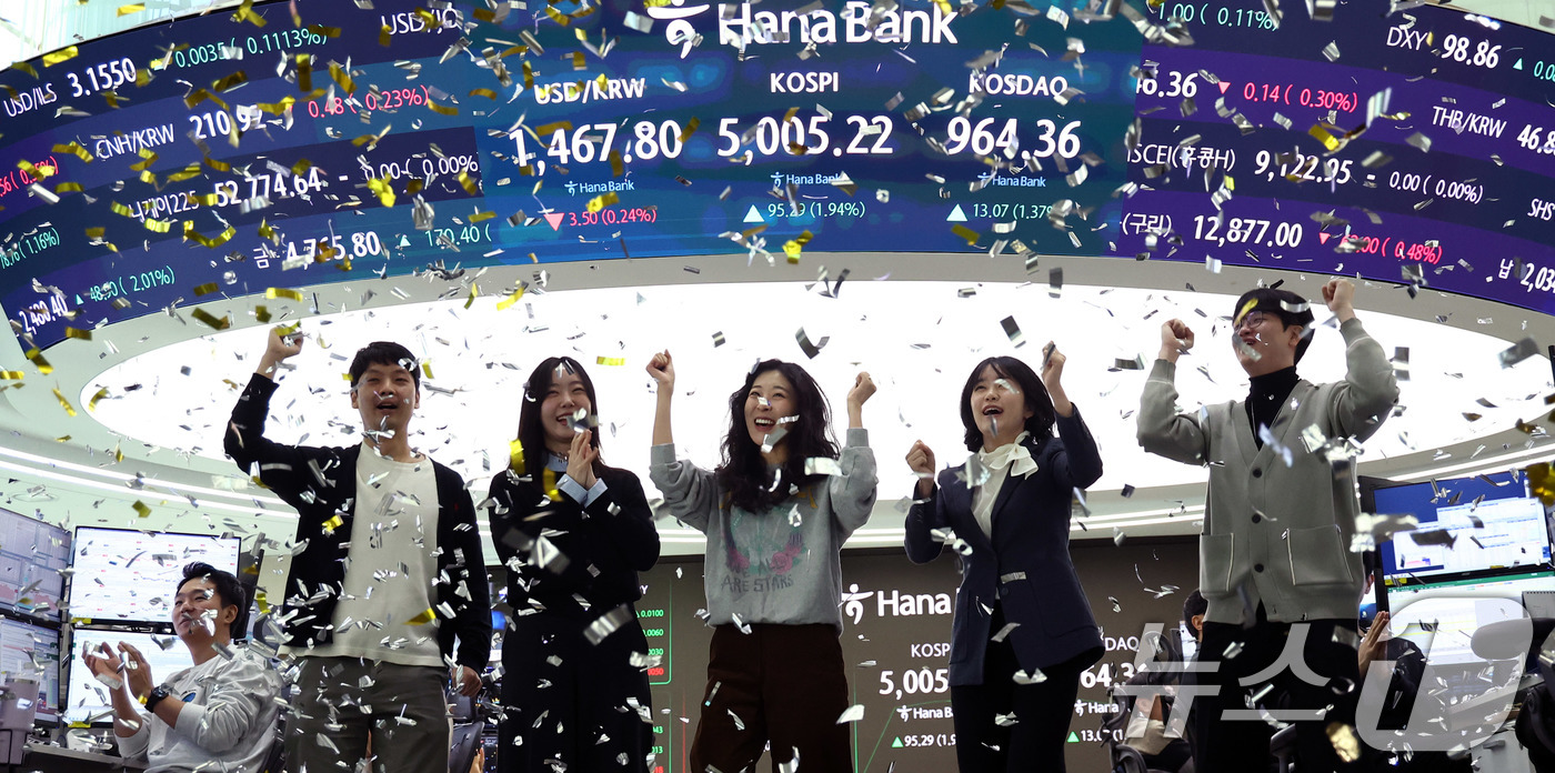(서울=뉴스1) 박지혜 기자 = 22일 오전 서울 중구 하나은행 본점 딜링룸 현황판에 코스피 지수가 장중 5000p를 넘으며 개장하자 직원들이 환호하고 있다. 2026.1.22/뉴 …