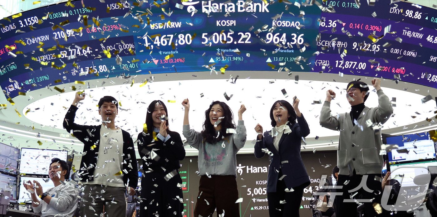 본문 이미지 - 22일 오전 서울 중구 하나은행 본점 딜링룸 현황판에 코스피 지수가 장중 5000p를 넘으며 개장하자 직원들이 환호하고 있다. 2026.1.22/뉴스1 ⓒ News1 박지혜 기자