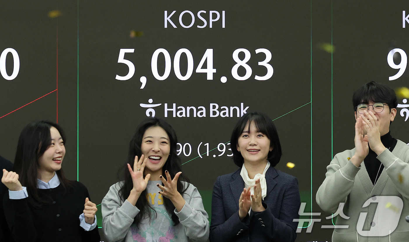 (서울=뉴스1) 박지혜 기자 = 22일 오전 서울 중구 하나은행 본점 딜링룸 현황판에 코스피 지수가 장중 5000p를 넘으며 개장하자 직원들이 환호하고 있다. 2026.1.22/뉴 …