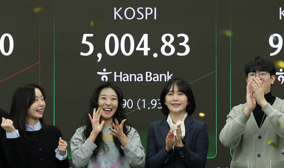 코스피, 5000선 뚫었다… 새 역사 쓴 국내 증시