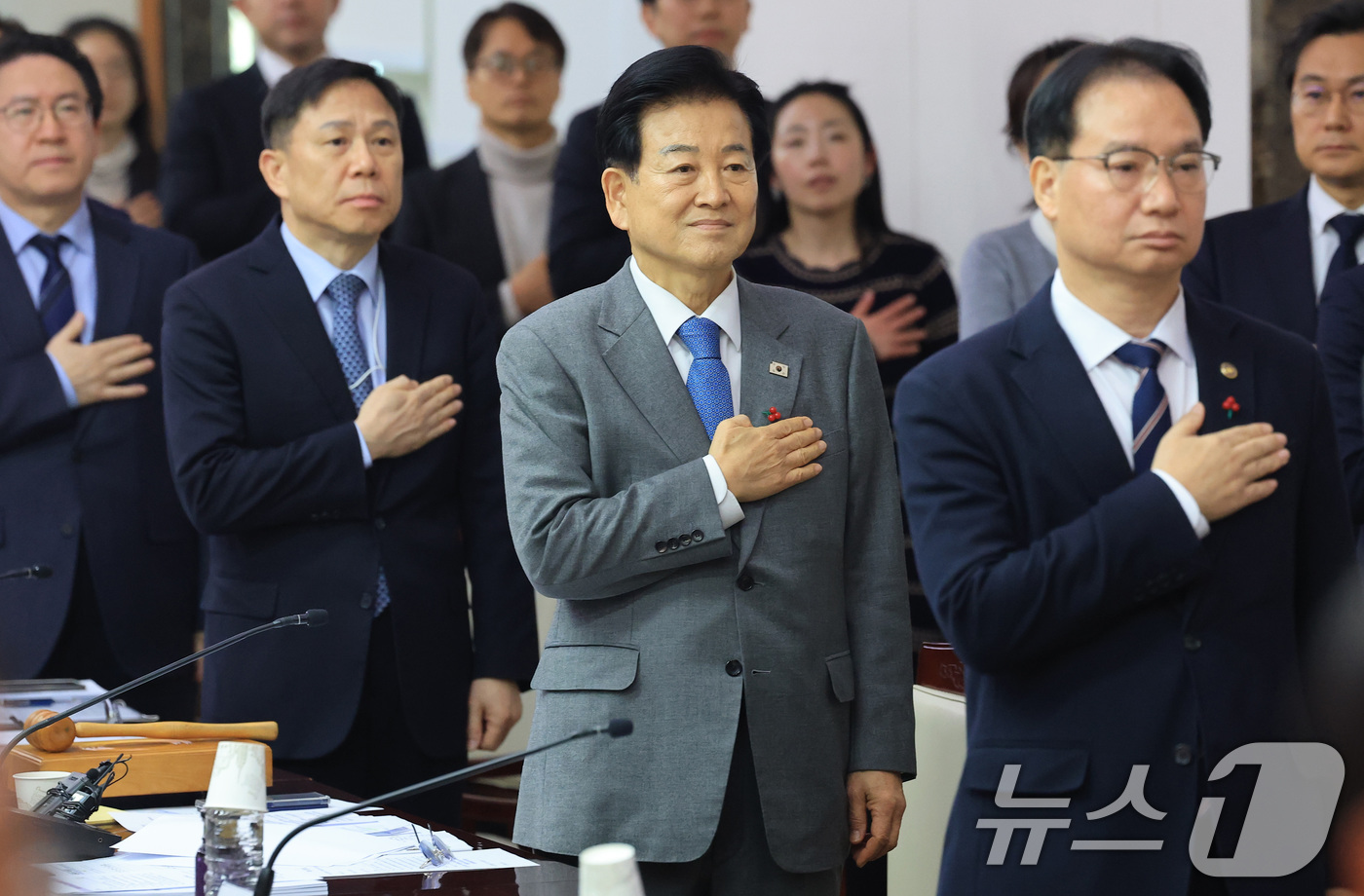 (서울=뉴스1) 임세영 기자 = 정동영 통일부 장관이 22일 서울 종로구 정부서울청사에서 열린 제340차 남북교류협력추진협의회 회의에서 국민의례를 하고 있다. 2026.1.22/뉴 …