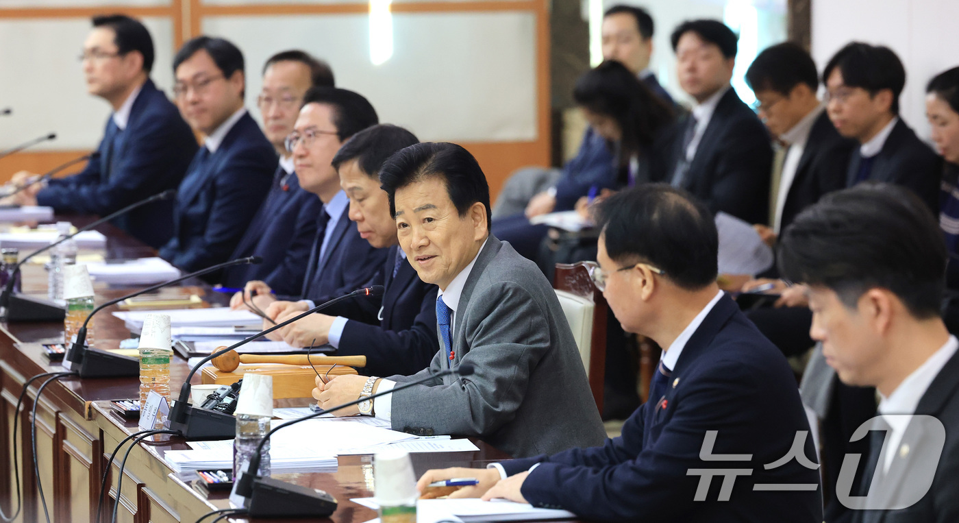 (서울=뉴스1) 임세영 기자 = 정동영 통일부 장관이 22일 서울 종로구 정부서울청사에서 열린 제340차 남북교류협력추진협의회 회의에서 모두발언을 하고 있다. 2026.1.22/뉴 …