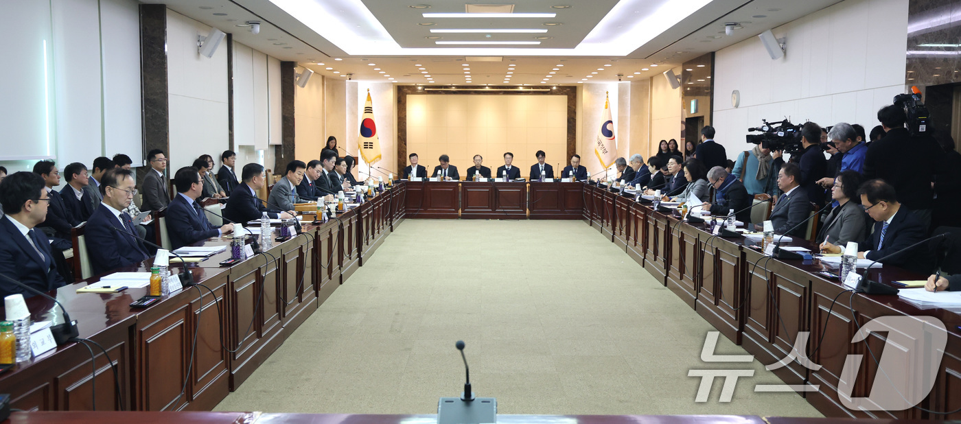 (서울=뉴스1) 임세영 기자 = 정동영 통일부 장관이 22일 서울 종로구 정부서울청사에서 열린 제340차 남북교류협력추진협의회 회의에서 모두발언을 하고 있다. 2026.1.22/뉴 …