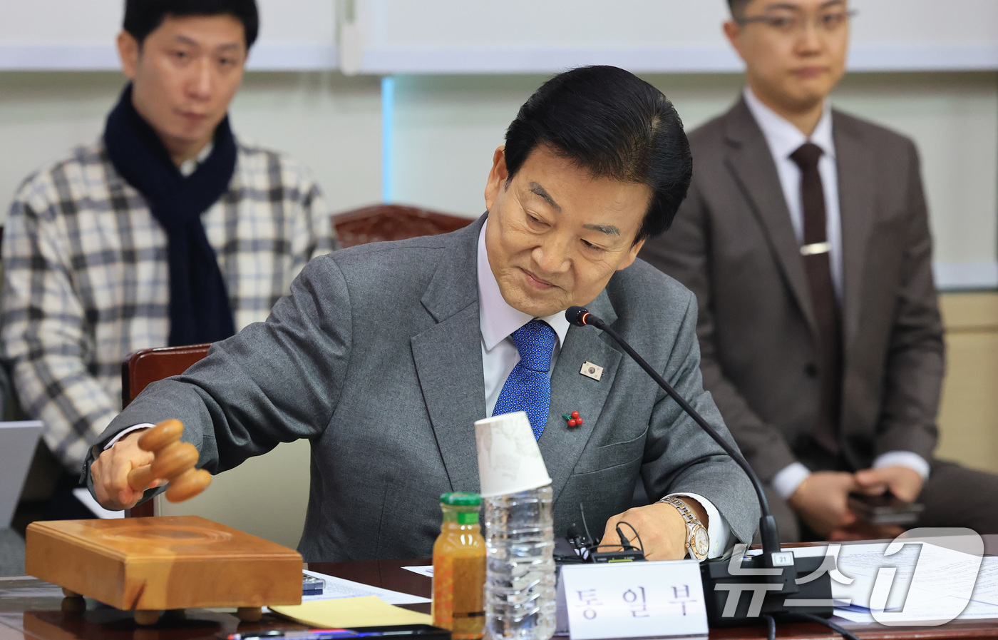 (서울=뉴스1) 임세영 기자 = 정동영 통일부 장관이 22일 서울 종로구 정부서울청사에서 열린 제340차 남북교류협력추진협의회 회의에서 의사봉을 두드리고 있다. 2026.1.22/ …