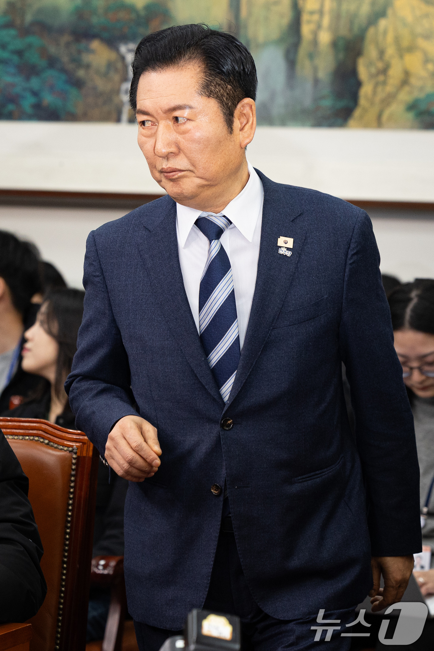 (서울=뉴스1) 유승관 기자 = 정청래 더불어민주당 대표가 22일 서울 여의도 국회에서 열린 긴급 기자회견에 들어서고 있다. 정 대표는 이날 회견에서 조국혁신당에게 합당을 제안했다 …