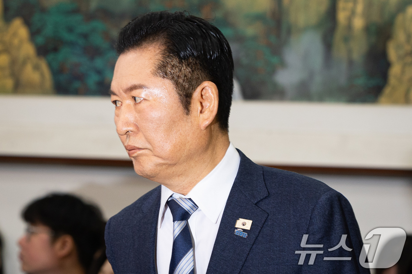 (서울=뉴스1) 유승관 기자 = 정청래 더불어민주당 대표가 22일 서울 여의도 국회에서 열린 긴급 기자회견에 들어서고 있다. 정 대표는 이날 회견에서 조국혁신당에게 합당을 제안했다 …