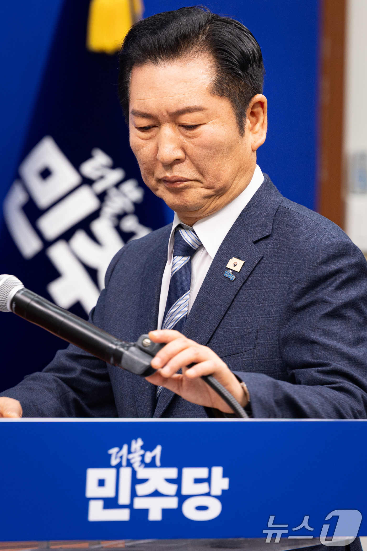 (서울=뉴스1) 유승관 기자 = 정청래 더불어민주당 대표가 22일 서울 여의도 국회에서 열린 긴급 기자회견에 들어서고 있다. 정 대표는 이날 회견에서 조국혁신당에게 합당을 제안했다 …