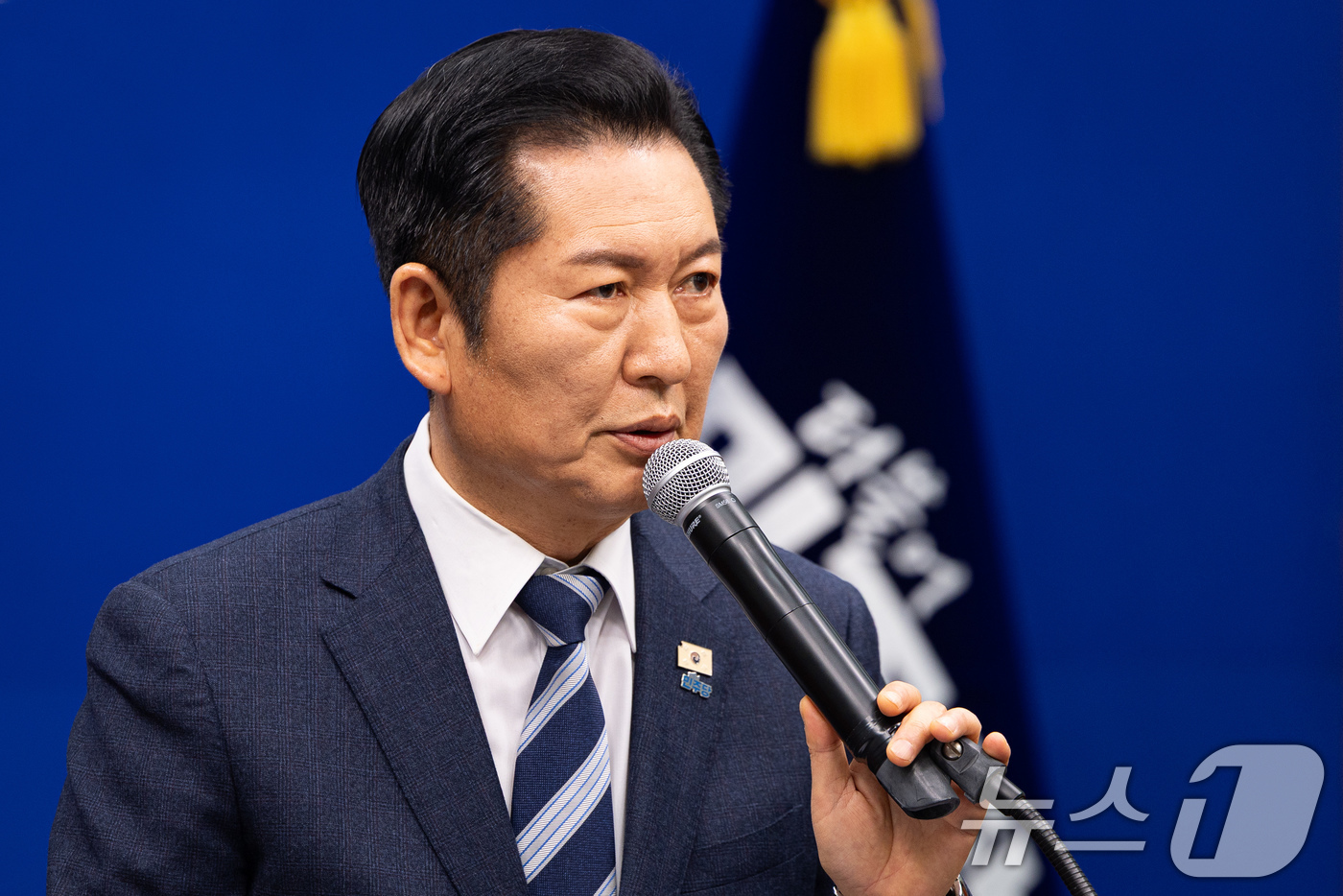 (서울=뉴스1) 유승관 기자 = 정청래 더불어민주당 대표가 22일 서울 여의도 국회에서 긴급 기자회견을 열고 조국혁신당에게 합당을 제안하고 있다. 2026.1.22/뉴스1