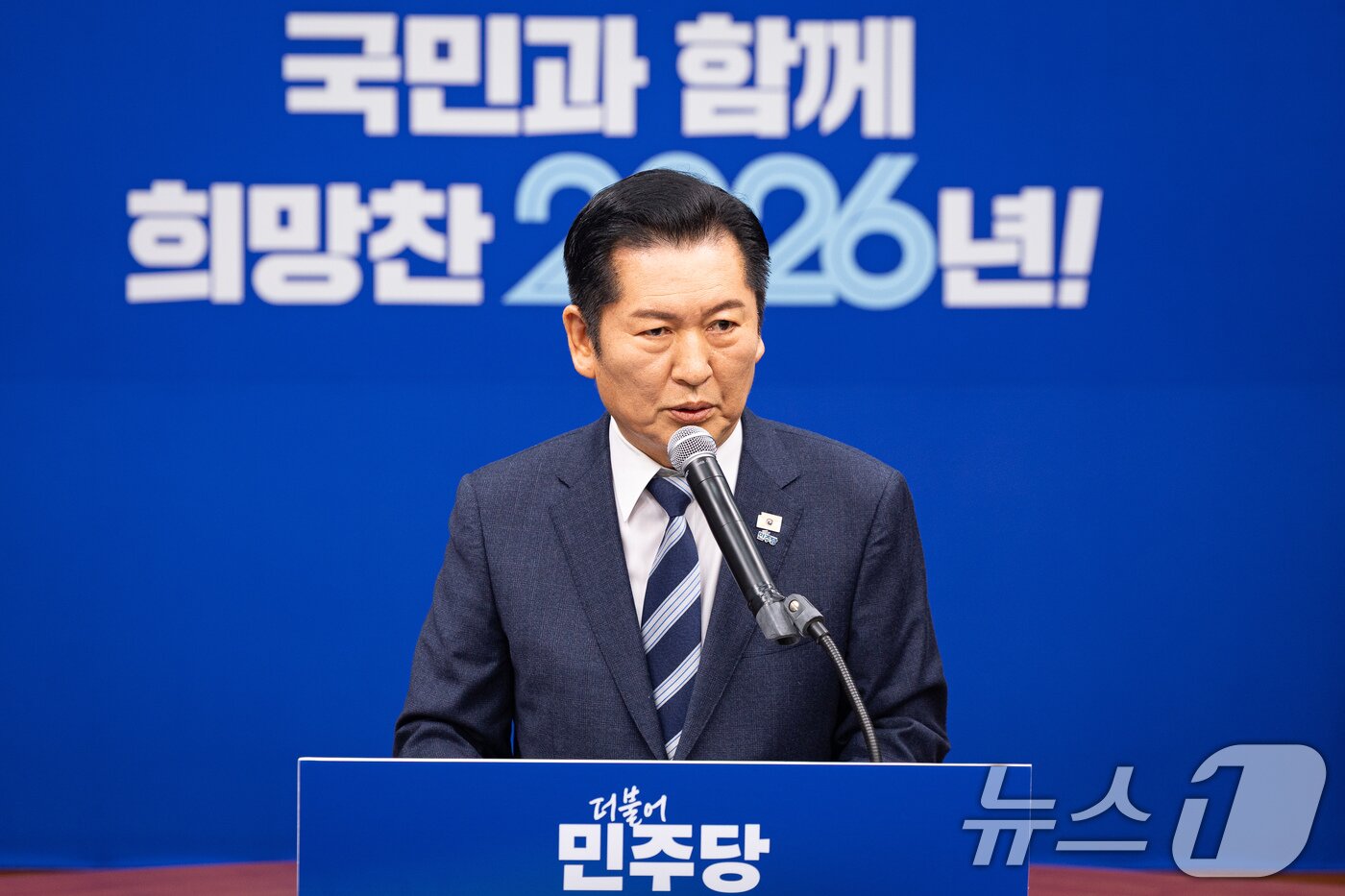 본문 이미지 - 정청래 더불어민주당 대표가 22일 서울 여의도 국회에서 긴급 기자회견을 열고 조국혁신당에게 합당을 제안하고 있다. 2026.1.22 ⓒ 뉴스1 유승관 기자