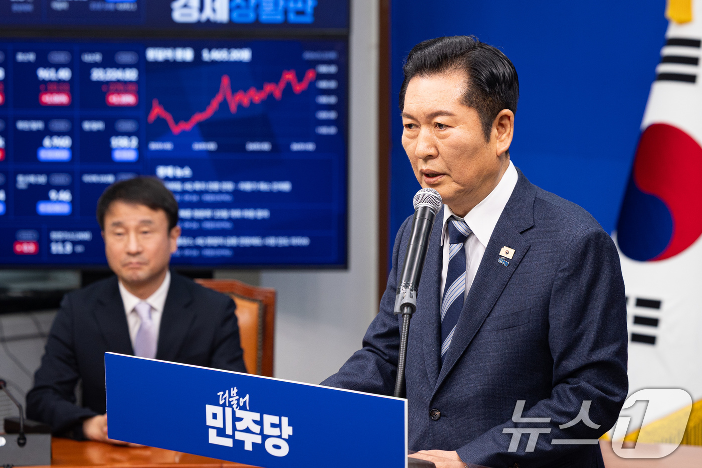 (서울=뉴스1) 유승관 기자 = 정청래 더불어민주당 대표가 22일 서울 여의도 국회에서 긴급 기자회견을 열고 조국혁신당에게 합당을 제안하고 있다. 2026.1.22/뉴스1