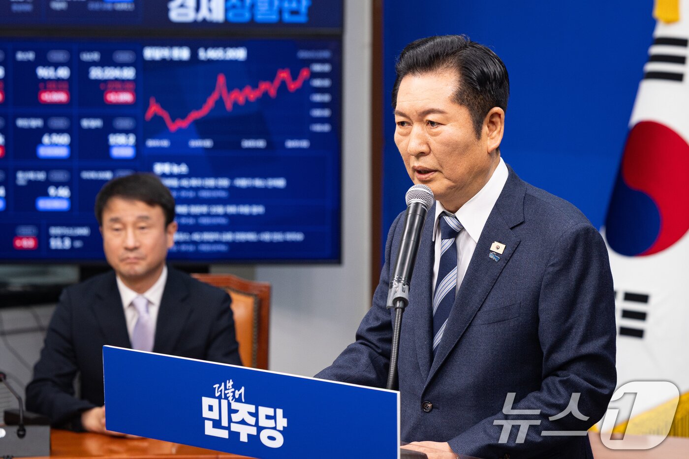 본문 이미지 - 정청래 더불어민주당 대표가 22일 서울 여의도 국회에서 긴급 기자회견을 열고 조국혁신당에게 합당을 제안하고 있다. 2026.1.22/뉴스1 ⓒ News1 유승관 기자