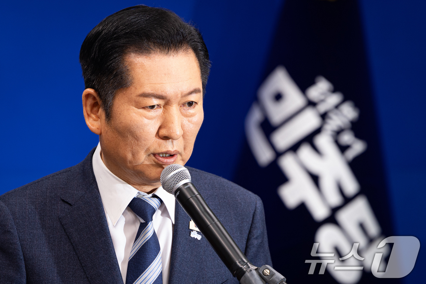 (서울=뉴스1) 유승관 기자 = 정청래 더불어민주당 대표가 22일 서울 여의도 국회에서 긴급 기자회견을 열고 조국혁신당에게 합당을 제안하고 있다. 2026.1.22/뉴스1