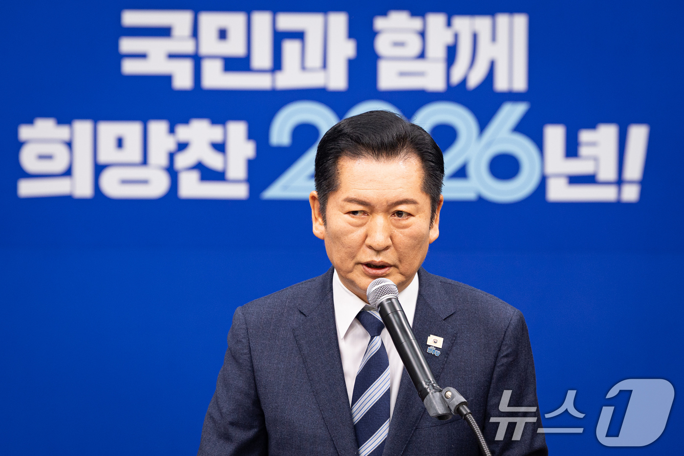 (서울=뉴스1) 유승관 기자 = 정청래 더불어민주당 대표가 22일 서울 여의도 국회에서 긴급 기자회견을 열고 조국혁신당에게 합당을 제안하고 있다. 2026.1.22/뉴스1