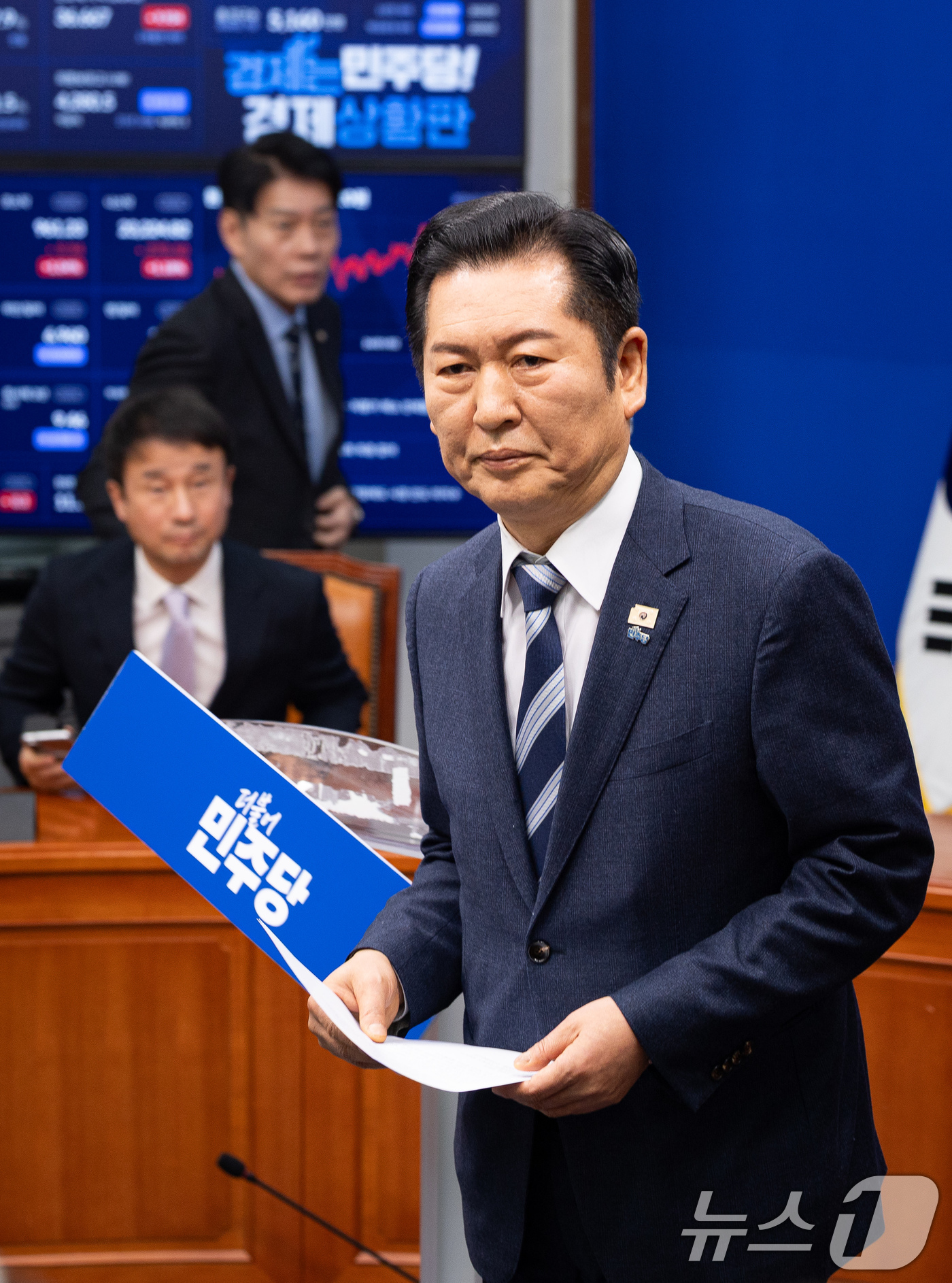 (서울=뉴스1) 유승관 기자 = 정청래 더불어민주당 대표가 22일 서울 여의도 국회에서 열린 긴급 기자회견을 마친 후 회견장을 나서고 있다. 정 대표는 이날 회견에서 조국혁신당에게 …