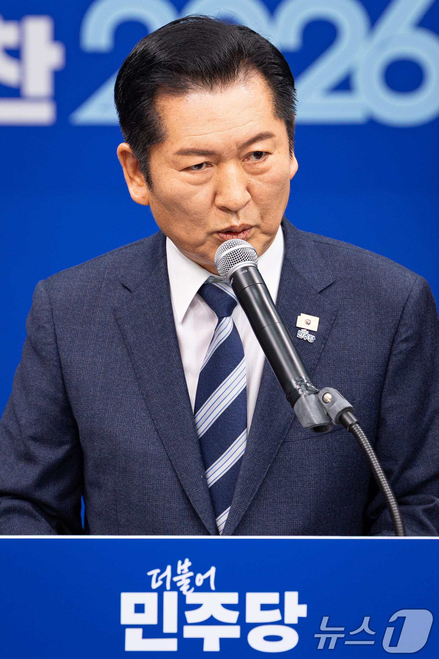 (서울=뉴스1) 유승관 기자 = 정청래 더불어민주당 대표가 22일 서울 여의도 국회에서 긴급 기자회견을 열고 조국혁신당에게 합당을 제안하고 있다. 2026.1.22/뉴스1