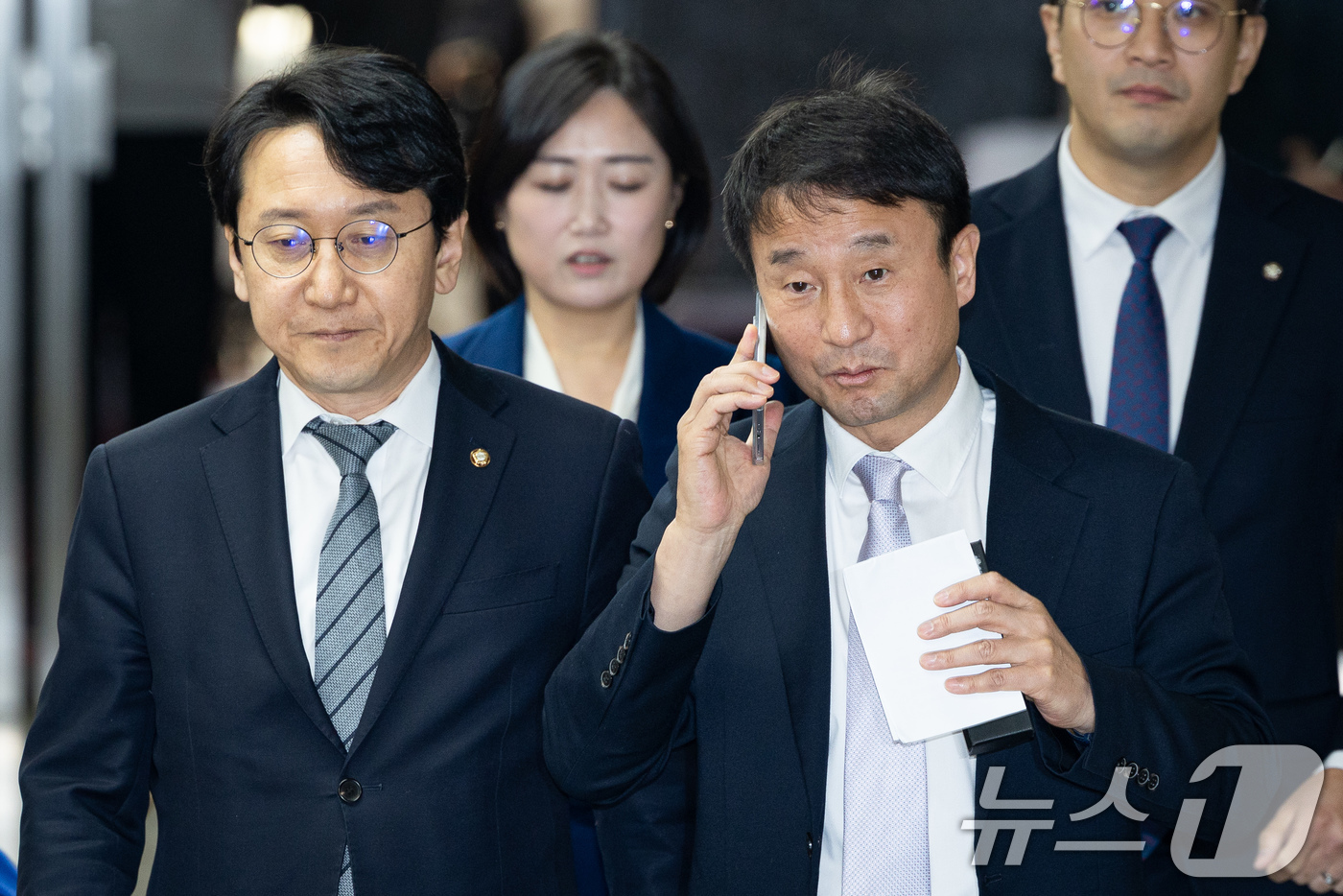 (서울=뉴스1) 유승관 기자 = 한병도 더불어민주당 원내대표가 22일 서울 여의도 국회에서 열린 비공개 정책의원총회에 참석하며 전화통화를 하고 있다. 2026.1.22/뉴스1